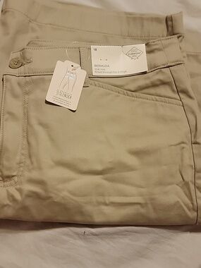 NWT Size 18 Women Bermuda Shorts in Light Khaki - "Secretly Slender" Tag